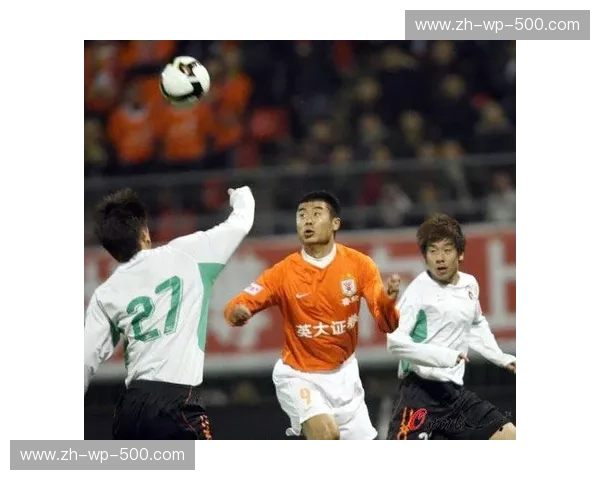 橘红魅影撞击北国铁骑：山东鲁能与辽宁宏运的绿茵史诗